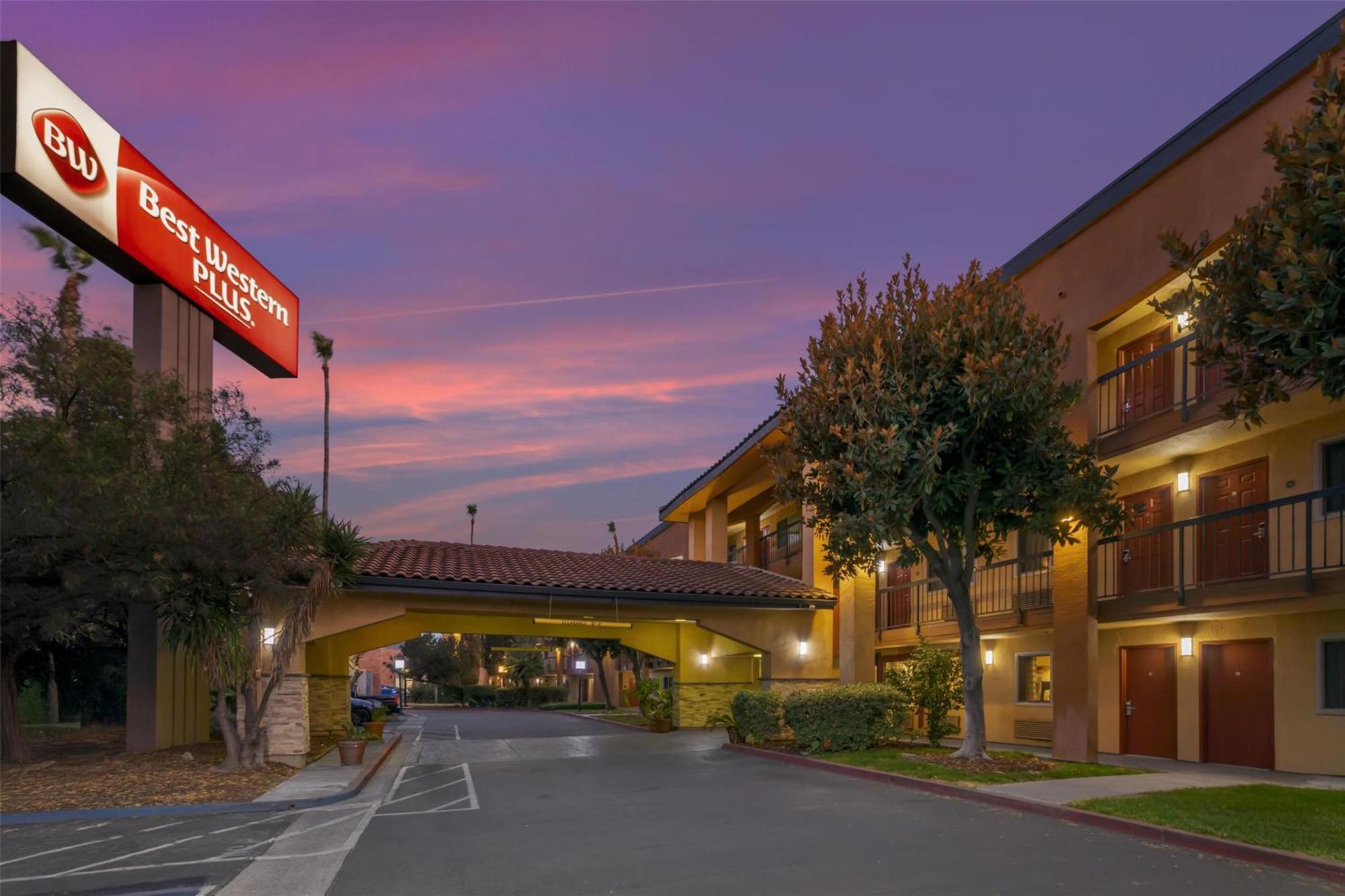 Staying Near Stoneridge Mall: 6 Golf Hotels Compared