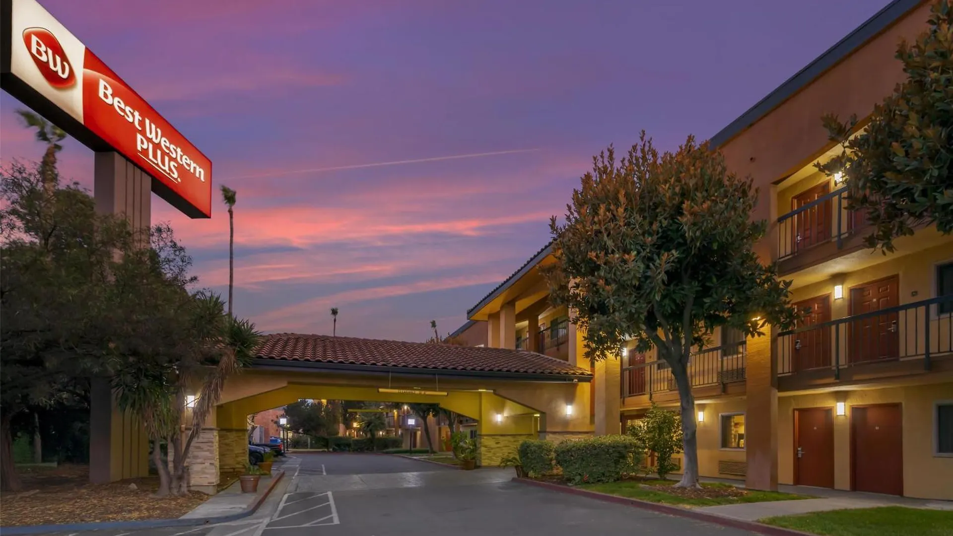 Staying Near Stoneridge Mall: 6 Golf Hotels Compared
