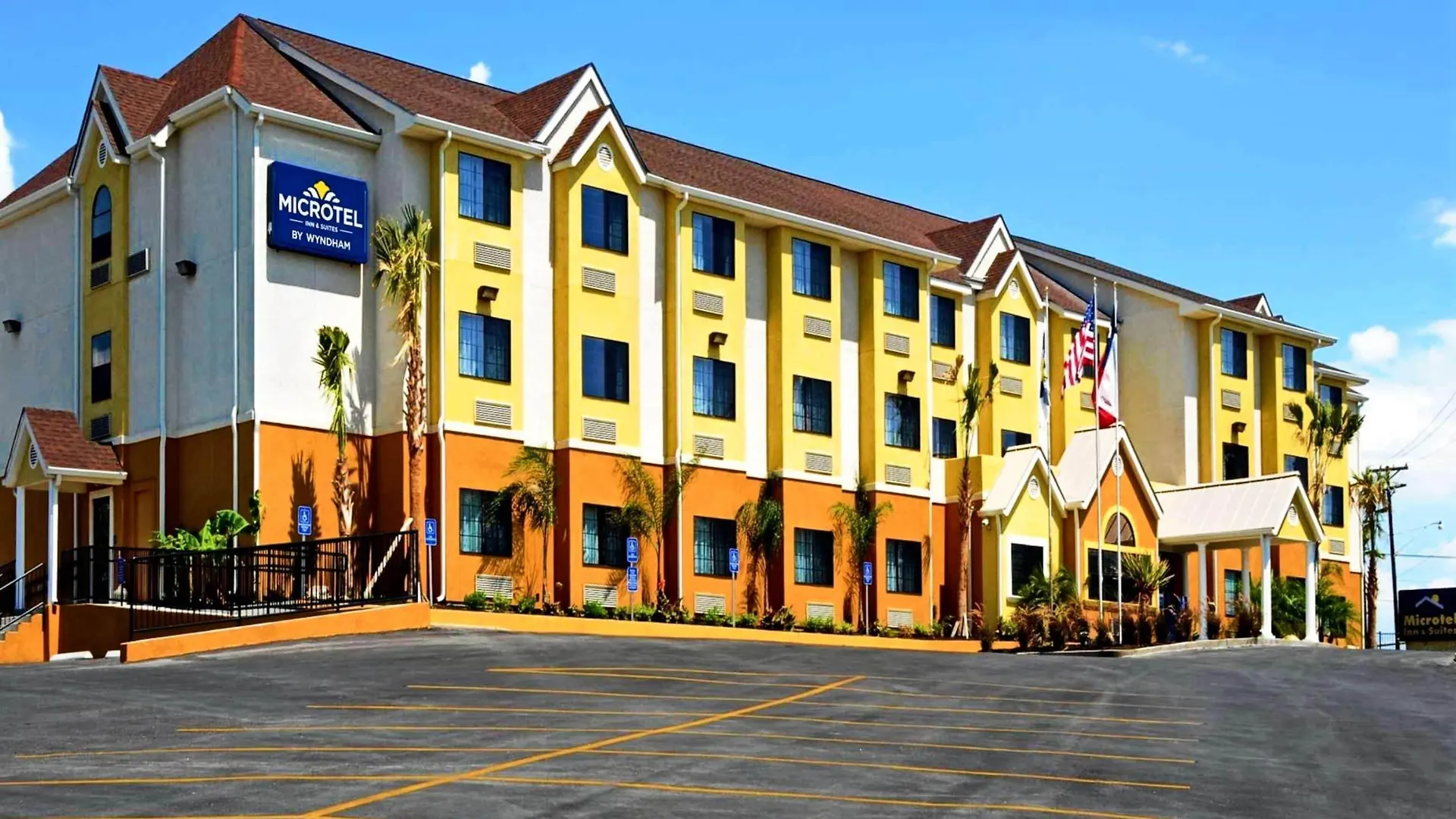 Staying Near Schlitterbahn New Braunfels: 4 Budget Hotels Compared