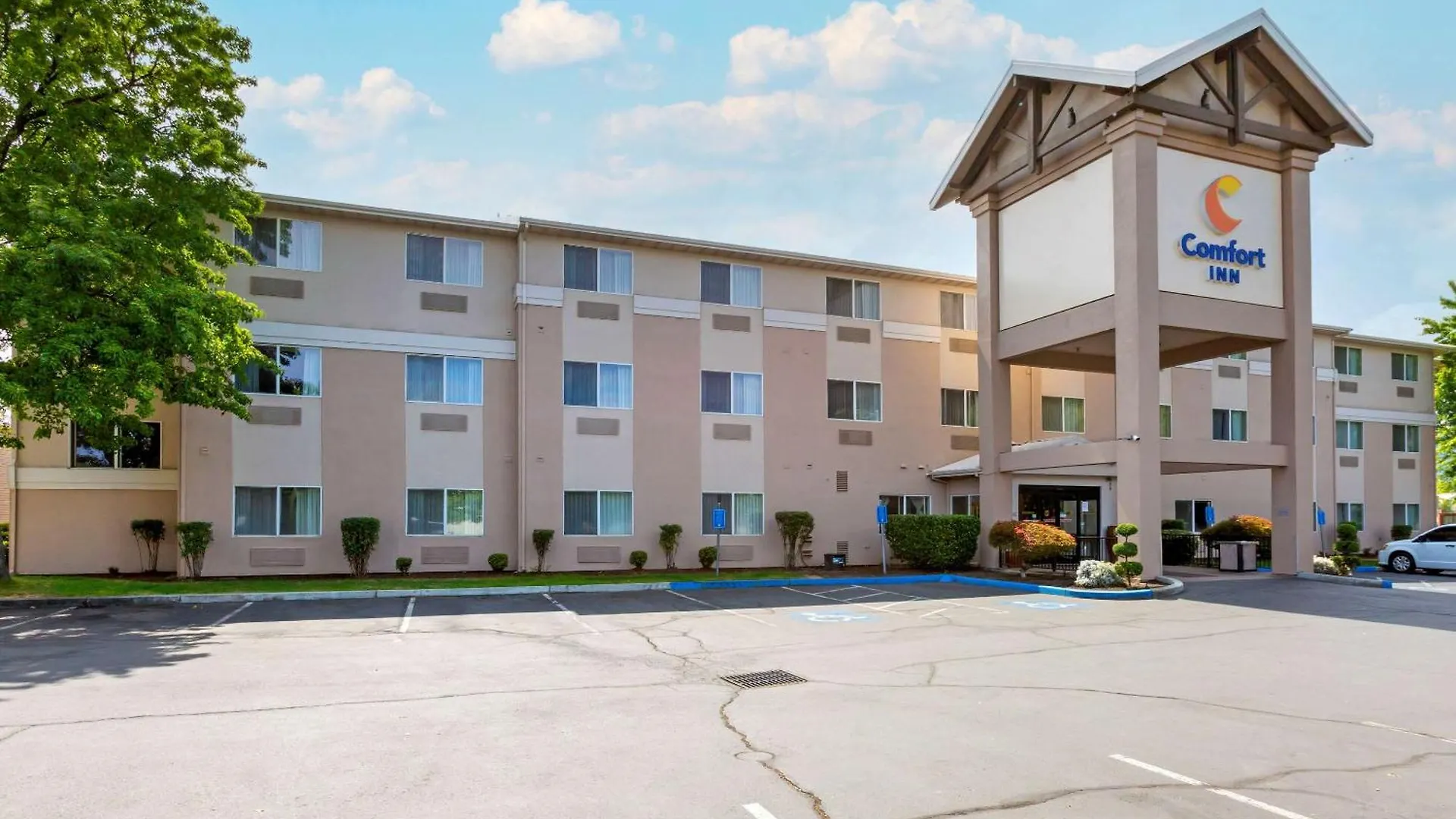 8 Best Budget Hotels Near Crater Lake, Oregon
